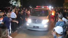 Mobil ambulans yang membawa jenazah penyanyi Mike Mohede tiba di rumah duka kawasan Bintaro, Tangerang Selatan, Minggu (31/7). Mike Mohede dinyatakan meninggal sekitar pukul 18:02 WIB lantaran terkena serangan jantung. (Liputan6.com/Angga Yuniar)