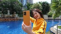 Ilustrasi foto selfie dengan Reno7 (Foto: Oppo Indonesia).