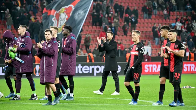 Foto: Melihat Lebih Dekat Cara Xabi Alonso Menginstruksikan Anak Asuhnya dari Pinggir Lapangan