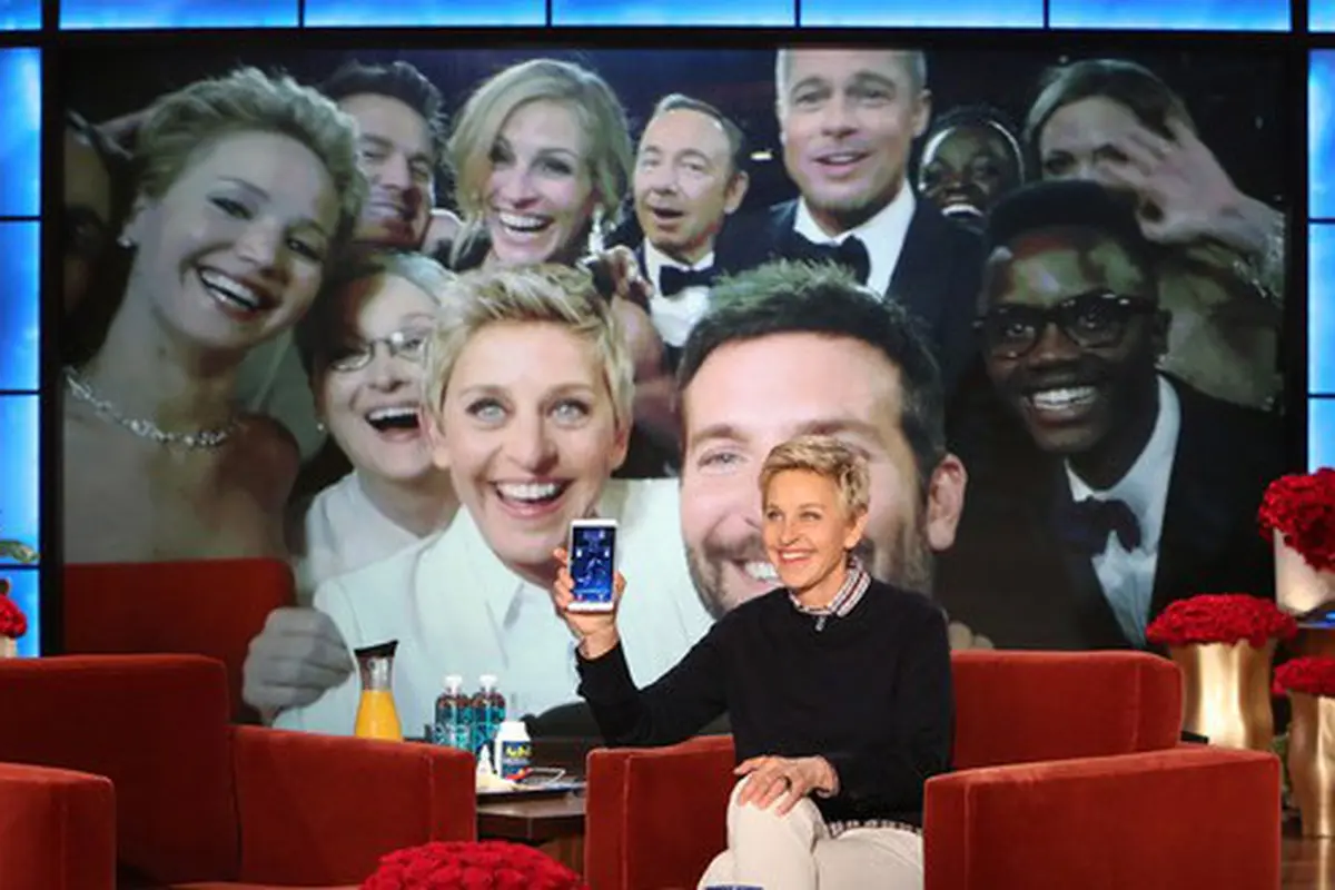 Foto Selfie, Ellen de Generes Kehilangan Gadget Canggihnya