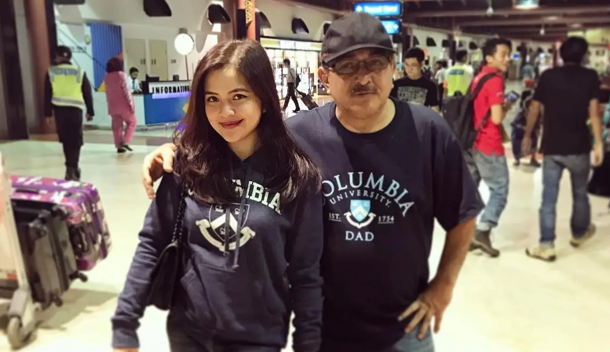 Bagi siapapun, kehilangan orang terkasih adalah hal yang sangat menyedihkan dan sulit terobati. Hal ini dirasakan oleh Tasya Kamila, yang kehilangan sang ayah setahun lalu pada 24 Maret 2017. (Instagram/tasyakamila)