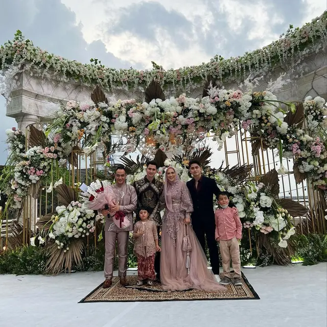 Direstui, Ini 6 Potret Verrell Bramasta dan Athalla di Lamaran Sang Ibunda Venna Melinda