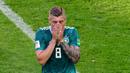 Pemain Jerman, Toni Kroos, tampak kecewa usai ditaklukkan Korea Selatan pada Piala Dunia 2018 di Kazan Arena, Rusia, (27/6/2018). Jerman takluk 0-2 dari Korea Selatan. (AFP/Luis Acosta)