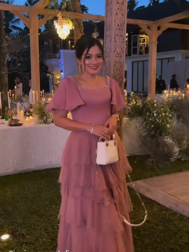 Gaya Geng Cendol Hadir di Pernikahan Luna Maya dan Maxime Bouttier.