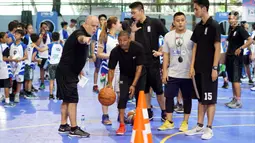 Mantan pemain NBA, Muggsy Bogues membawa bola pada acara Regional Selection Camp Jr. NBA Indonesia 2018 di Cilandak Sport Center, Jakarta. Kegiatan digelar pada 21-22 Juli 2018. (Liputan6.com/Fery Pradolo)