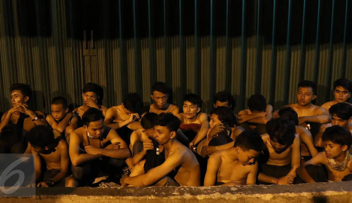 Polisi mengamankan puluhan remaja yang diduga The Jak usai bentrok dengan polisi di kawasan Palmerah dan Senayan, Jakarta, Minggu (18/10/2015). Dari penggeledahan polisi mendapatkan sejumlah benda tajam. (Liputan6.com/Immanuel Antonius)