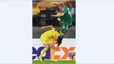 Pemain SK Rapid Wien Florian Kainz (atas) terlihat di tanduk pemain Villarreal pada laga UEFA Europa League Grup E antara SK Rapid Wien vs Villareal FC di  Vienna, Austria, Jumat (2/10/2015). AFP Photo / Joe Klamar
