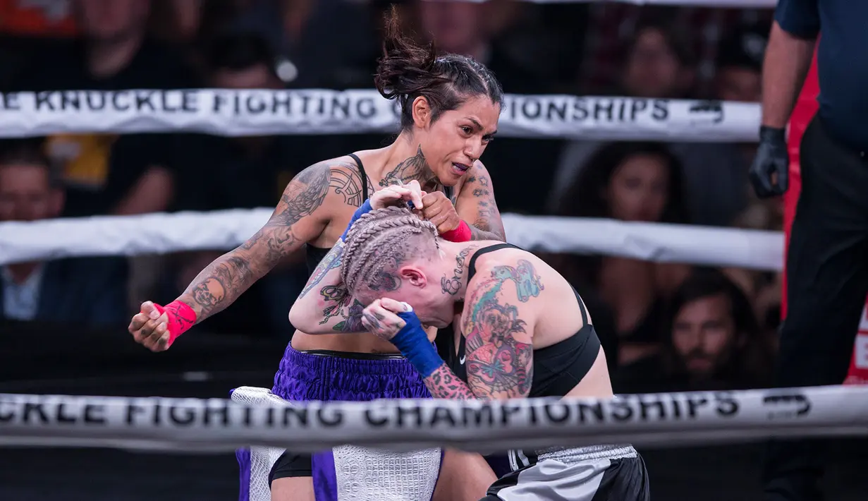 Alma Garcia beradu dengan Bec Rawlings dalam pertandingan kelas 44 kg Bare Knuckle Fighting Championship atau tinju tanpa sarung tangan di Cheyenne, 2 Juni 2018. Tak ada penghalang tangan di jenis pertarungan ini. (AP Photo/Michael Smith)