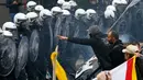 Polisi berjaga-jaga saat aksi menolak Reformasi Pensiun di Brussels, Belgia, Selasa (15/11). Mereka menolak rencana pemerintah yang akan menaikkan usia pensiun dari 56 menjadi 63 tahun. (REUTERS / Yves Herman)