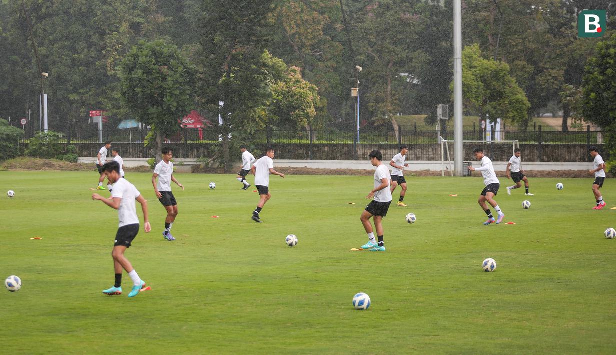 <p>Pemain Timnas Indonesia U-20 melakukan latihan terpusat untuk Piala Asia U-20 2023 yang berlangsung di Lapangan A, Kompleks Stadion Utama Gelora Bung Karno (SUGBK), Jakarta, Rabu (15/02/2023). Skuad berjuluk Garuda Nusantara akan melakukan pertandingan uji coba bertajuk Mini Turnamen 2023 dalam waktu dekat melawan Fiji, Guatemala, dan Selandia Baru pada 16 hingga 22 Februari 2023. (Bola.com/Bagaskara Lazuardi)</p>