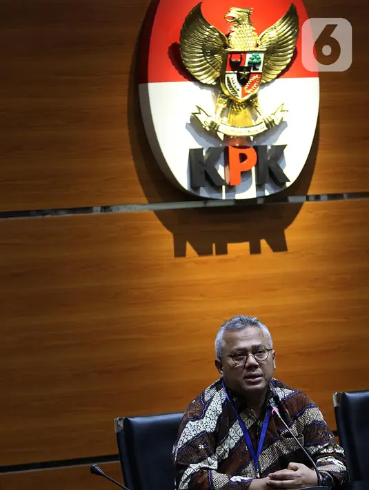 Ketua KPU, Arief Budiman memberi keterangan terkait OTT terhadap Komisioner KPU Wahyu Setiawan di Gedung KPK, Jakarta, Kamis (9/1/2020). KPK menetapkan Wahyu Setiawan sebagai tersangka suap terkait penetapan pergantian antar waktu anggota DPR 2019-2024. (Liputan6.com/Herman Zakharia)