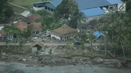 Pemandangan dari udara wilayah Kota Lampung usai diterjang tsunami, Selasa (25/12). Jumlah korban akibat Selat Sunda terus bertambah, hingga selasa (25/12) siang data dari Kapusdatin Humas BNPB 429 orang meninggal. (Liputan6.com/Zulfikar Abubakar)