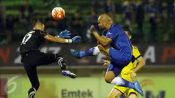 Kiper Mitra Kukar FC, Gerri Martin MM mencoba menahan tendangan penyerang Persib, Serginho van Dijk (kanan) di babak 8 besar Piala Presiden 2017 di Stadion Manahan Solo, Sabtu (25/2). Persib unggul 3-2. (Liputan6.com/Helmi Fithriansyah)