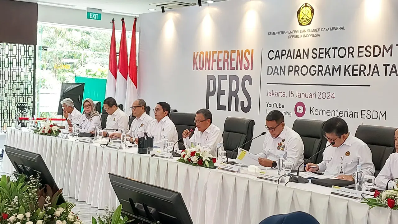 Menteri Energi dan Sumber Daya Mineral (ESDM) Arifin Tasrif mengungkap besaran investasi di sektor ESDM sepanjang 2023.