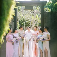 Dalam wedding finale pernikahan Jessica Mila, para bridesmaid tampil klasik dengan gaun panjang off-the-shoulder warna-warni pastel. [Foto: Instagram @jscmila]