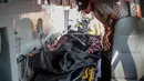 Petugas memasukkan kantung jenazah terkait jatuhnya pesawat Lion Air JT 610 ke dalam kendaraan di Posko Evakuasi, Tanjung Priok, Jakarta, Senin (29/10). Pesawat Lion Air JT 610 yang jatuh di Karawang dinyatakan laik operasi. (Liputan6.com/Faizal Fanani)