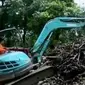 Dalam sepuluh hari, 20 truk limbah kulit kabel diangkut dari gorong-gorong di Jakarta.