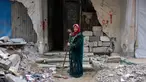 Shahira Sammour, 49 tahun, berpose di depan rumahnya yang hancur di Jabalia, Jalur Gaza utara, pada 9 Februari 2025. (Bashar TALEB/AFP)