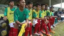 Pemain cadangan Timnas Indonesia U16 memperhatikan rekan-rekannya bertanding saat ujicoba melawan Jepang U16 di Lapangan Padepokan Voli Indonesia di Sentul, Bogor.