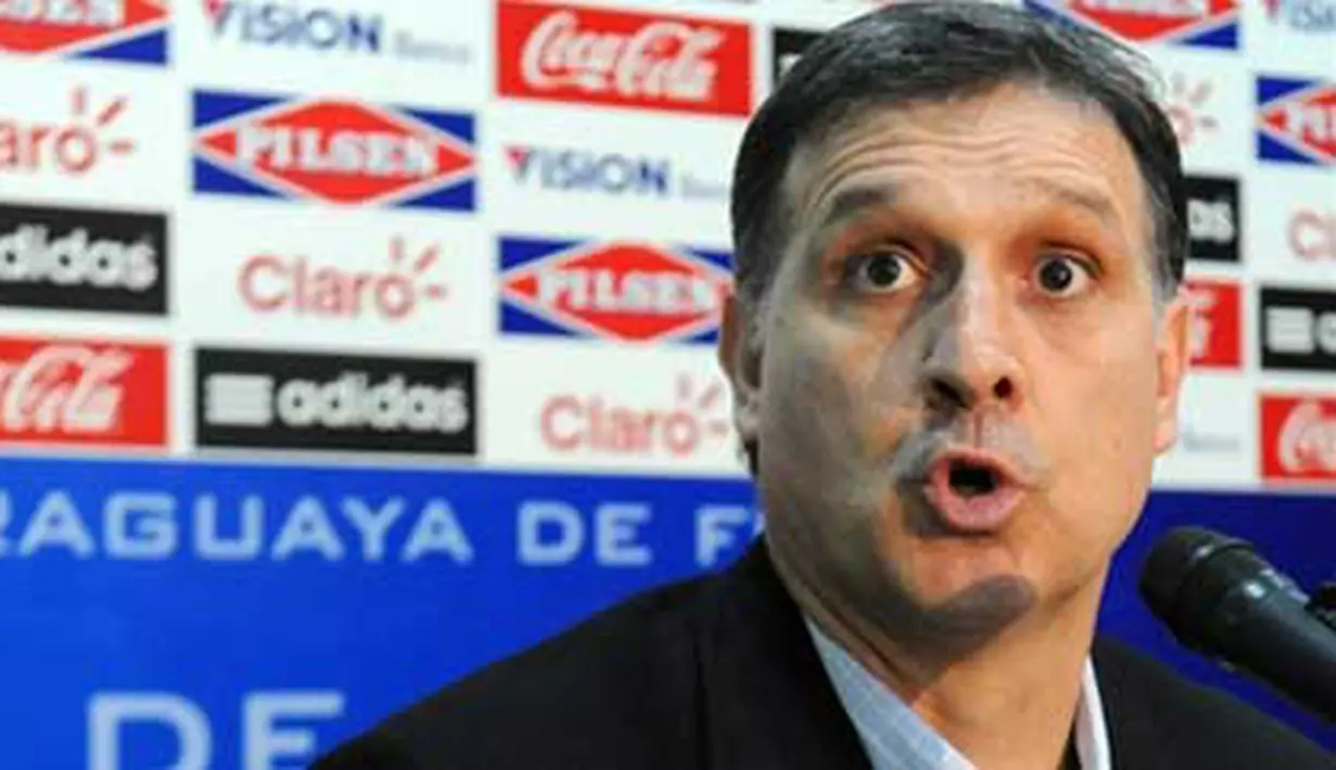 Pelatih Timnas Paraguay asal Argentina, Gerardo "Tata" Martino, dalam konferensi pers saat rilis skuad preliminay La Albirroja di markas besar Asosiasi Sepakbola Paraguay di Asuncion, 4 Mei 2010. AFP PHOTO / Norberto DUARTE