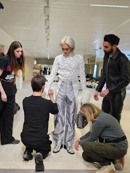 Direktur Artistik Louis Vuitton, Nicolas Ghesquiere mengatakan bahwa kemitraan antara LV dan Felix adalah perpaduan sempurna. Felix dilihat sebagai sosok yang sangat berbakat, energi, kepribadiannya yang unik, dan gayanya yang berani dianggap cocok dengan semangat yang selama ini dibawa oleh LV sendiri. [Foto: Instagram/destinstay]