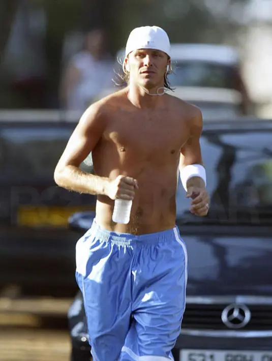 Jogging bersama David Beckham pagi-pagi, yuk!  (via popsugar.com)
