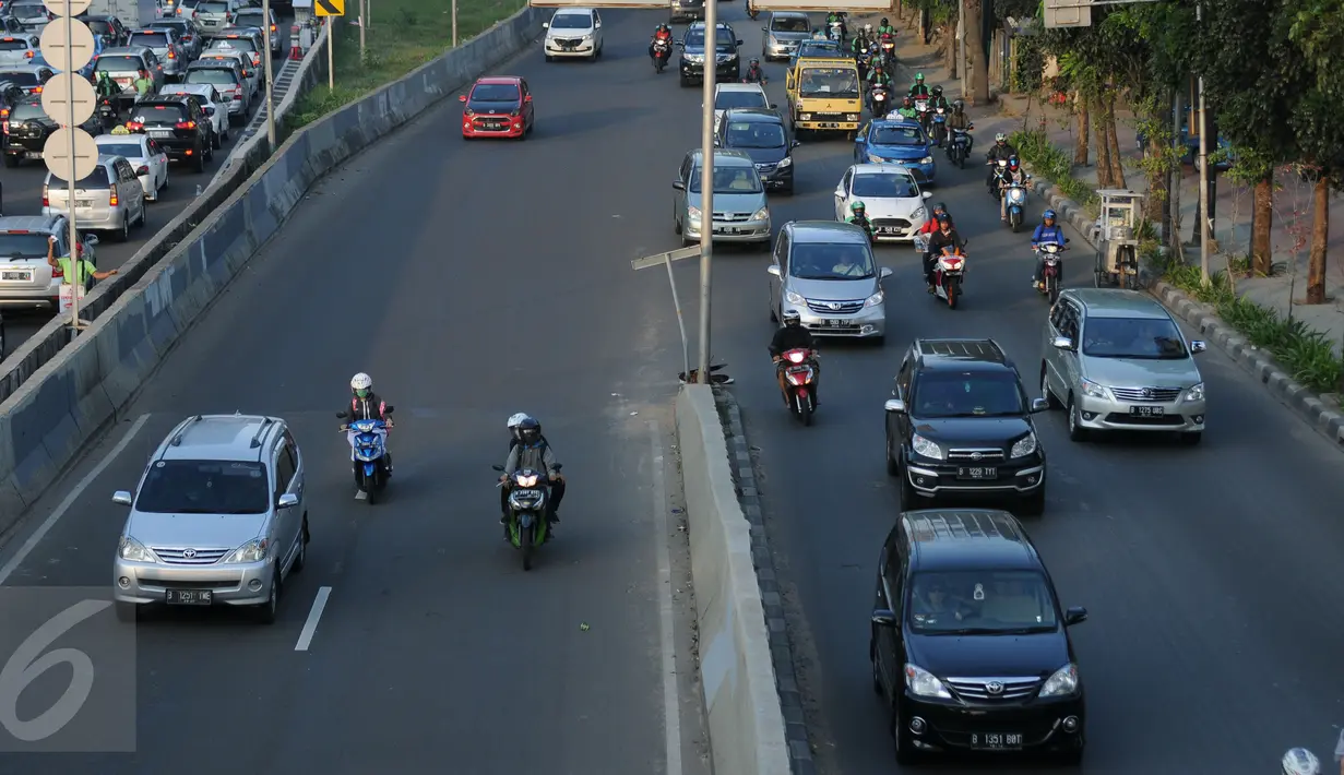 Pengendara motor masuk ke ruas Jalan Layang Non Tol Kampung Melayu arah Tanah Abang, Jakarta, Kamis (28/7). Meski sudah dipasang rambu dilarang melintas, pengendara motor nekat melintasi JLNT Kampung Melayu-Tanah Abang (Liputan6.com/Helmi Fithriansyah)