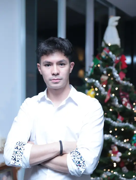 Saat ditemui, Fero Walandouw mengaku telah beberapa minggu lalu menyudahi hubungannya dengan Mikha Tambayong. Perayaan Natal bersama keluarganya ini lah karena ia mengaku telah menyudahi hubungannya.(Adrian Putra/Bintang.com) 