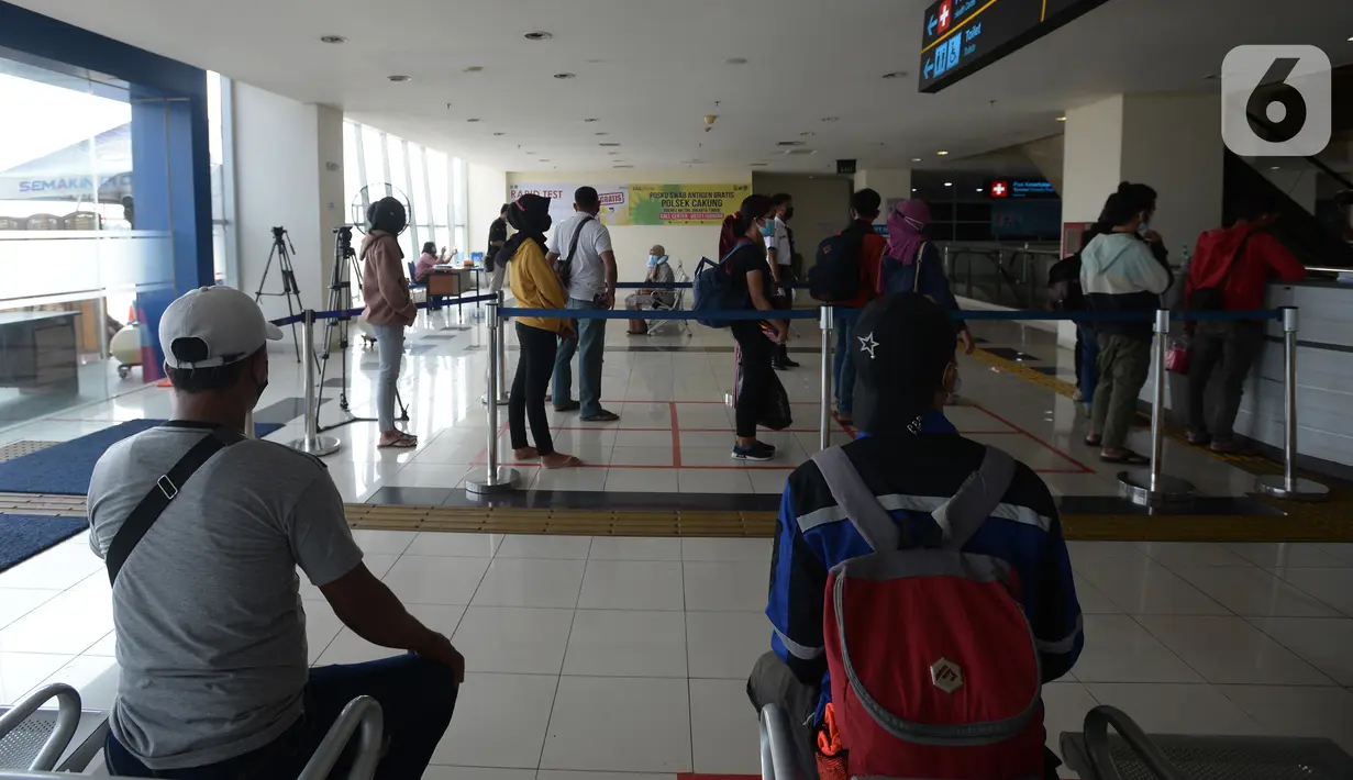 Antrean pemudik saat arus balik Lebaran di Terminal Pulogebang, Jakarta, Jumat (21/5/2021). Pada hari ini, ada tiga pemudik terindikasi positif COVID-19. (merdeka.com/Imam Buhori)