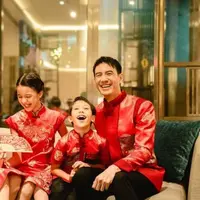 Potret Daniel Mananta dan Viola Photoshoot di Momen Imlek (credit: instagram/ferrysunarto_official)