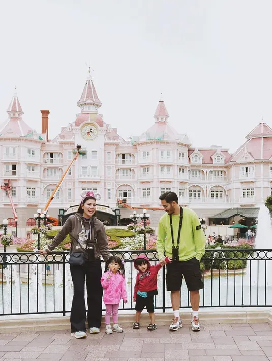 Syahnaz Sadiqah bersama anak kembar dan suaminya, Jeje Govinda sedang menikmati liburan di Paris, Prancis. Beberapa tempat menarik dikunjungi oleh pasangan ini. (FOTO: instagram.com/syahnazs/)