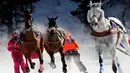 Para peserta saling memacu kudanya saat lomba Skijoring selama pacuan kuda White Turf di danau beku, Saint Moritz, Swiss, 17 Februari 2019. Pacuan kuda White Turf pertama kali diadakan pada 1907 oleh kaum bangsawan Eropa. (STEFAN WERMUTH / AFP)