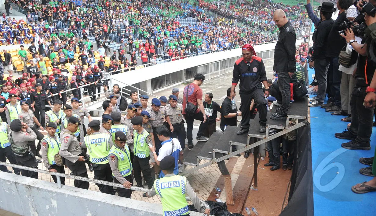 Ahmad Dhani terpaksa menghentikan aksinya di acara Perayaan May Day 2015 karena ada insiden seorang pria yang terjun sambil membakar diri, SGBK,  Jakarta, Jumat (1/5/2015). (Liputan6.com/Herman Zakharia)