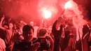 Suporter Lyon membakar suar setelah tim mereka kalah atas Bayern Munchen pada babak Semifinal Liga Champions di Lyon, Prancis (19/8/2020). Lyon takluk 0-3 atas Munchen di stadion Jose Alvalade di Lisbon, Portugal. (AFP Photo/Filippe Desmazes)