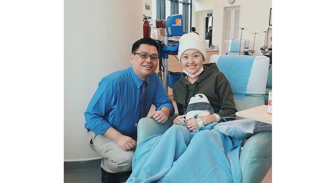 Momen Haru Wanita Pengidap Kanker Tetap Tersenyum Saat Rambutnya Dibotakin