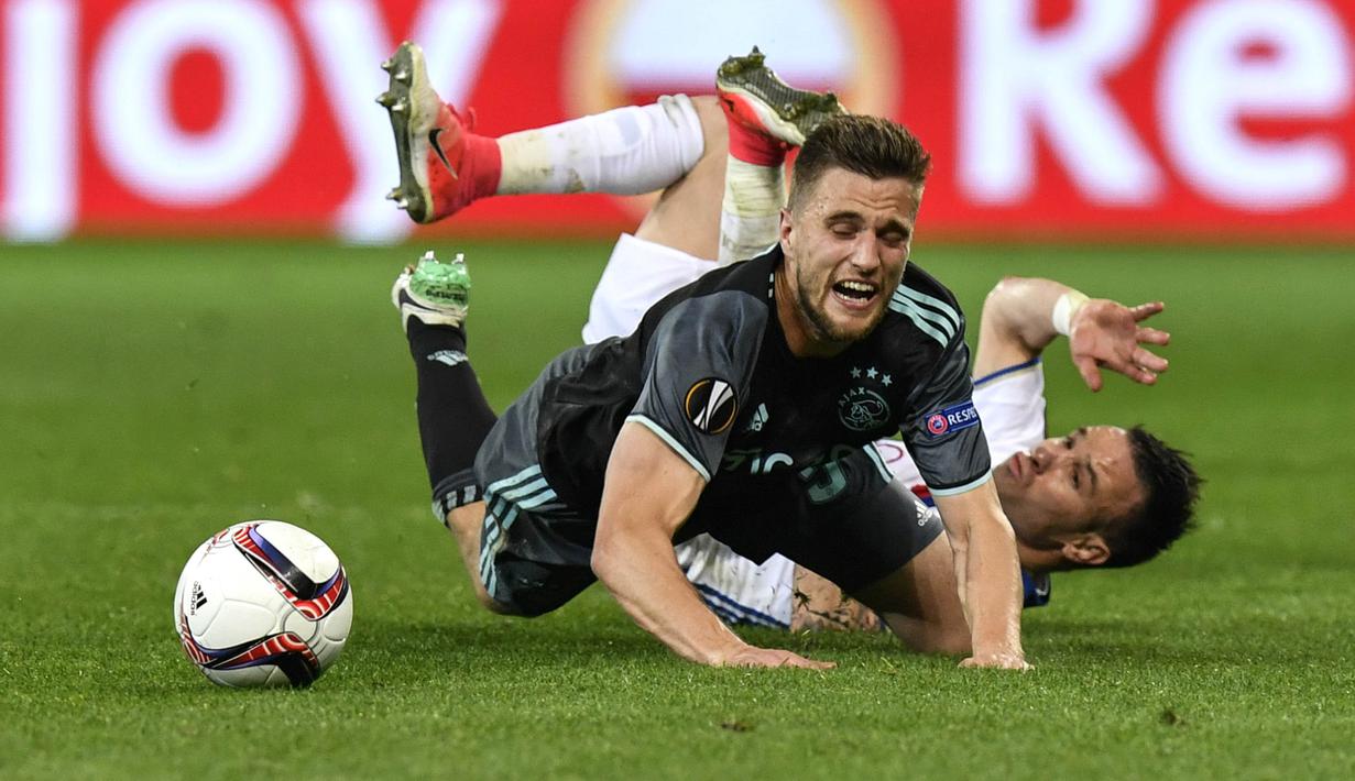 Bek Ajax Amsterdam, Joel Veltman, berebut bola dengan gelandang Olympique Lyon, Mathieu Valbuena, pada laga semifinal Liga Europa di Stadion Parc Olympique Lyonnais, Kamis (12/05/2017). Lyon menang dengan skor 3-1. (AFP/Jeff Pachoud)