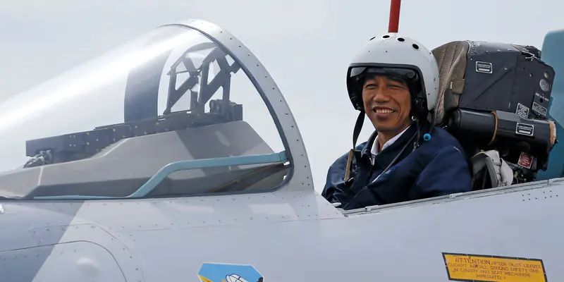 20161006-Jokowi-Jajal-Jet-Tempur-Sukhoi-Riau-Reuters
