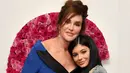 Caitlyn mendapat penghargaan Women Of The Year tampil anggun dalam gaun biru panjang, sedangkan Kylie Jenner muncul dengan jaket denim longgar serta sepatu sneakers. Gadis ini mengaku mengalami ‘major wardrobe malfunctions’ sebelum tiba. (AFP/Bintang.com)