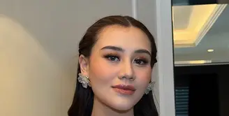 Di tengah masa kehamilannya, Aaliyah Massaid tetap aktif berkarya di dunia fashion. [@thariqhalilintar/@ochiipramita].