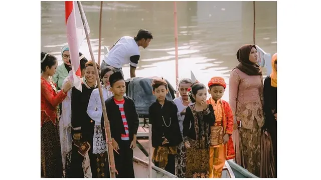 Peringatan Sumpah Pemuda ini dilakukan warga Kecamatan Asemrowo di atas perahu.