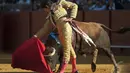 Matador Perancis Sebastian Castella beraksi di arena adu banteng, Maestranza, Sevilla, Senin (5/5/2014) (AFP Photo/Gogo Lobato).  