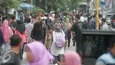 Sejumlah Wisatawan saat berjalan di kawasan pendestrian Jalan Malioboro, Yogyakarta, Sabtu (9/7). Libur lebaran, Jalan malioboro di dominasi wisatawan dari luar kota. (Liputan6.com/Boy Harjanto)