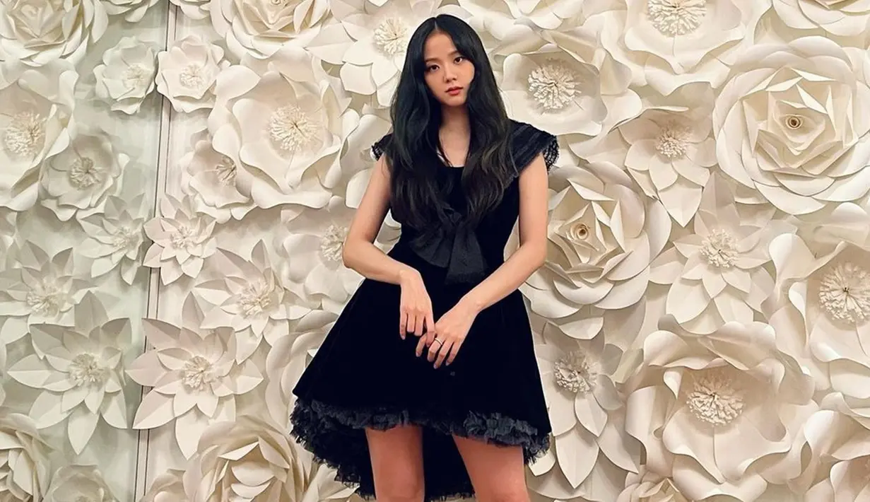 Dalam press conference yang ia lakukan, Jisoo juga terlihat menggunakan aksesoris yang cukup sederhana. Bahkan, rambut panjangnya ia biarkan tergerai. (Liputan6.com/IG/@sooyaaa__)