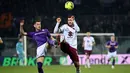 Pemain Fiorentina Aleksa Terzic (kiri) dan berebut bola dengan pemain Torino Antonio Sanabria pada pertandingan sepak bola perempat final Coppa Italia di Stadion Artemio Franchi, Florence, Italia, 1 Februari 2023. Fiorentina mengalahkan Torino dengan skor 2-1 dan berhasil melaju ke babak semifinal Coppa Italia. (Massimo Paolone/LaPresse via AP)