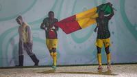 Selebrasi kemenangan dua pemain Timnas Mali U-17, Ibrahim Kanate (kiri) bersama rekannya, Sekou Kone setelah mengalahkan Timnas Argentina dengan 3-0 pada laga perebutan tempat ketiga Piala Dunia U-17 2023 di Stadion Manahan, Solo, Jumat (1/12/2023). (Bola.com/Bagaskara Lazuardi)