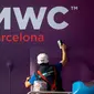 Pekerja memperbaiki poster yang mengumumkan Mobile World Congress (MWC) 2020 di lokasi pameran di Barcelona, Spanyol, Selasa (11/2/2020). Perusahaan teknologi yang mundur dari MWC 2020 di antaranya Facebook, Intel, Ericsson, AT&T, Sprint, Sony, Mediatek, Vivo, dan LG. (AP Photo/Emilio Morenatti)