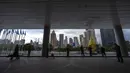 Anjing pelacak memeriksa tempat Kerjasama Ekonomi Asia-Pasifik (APEC) di Bangkok, Thailand, Rabu (16/11/2022). Tema tahun ini diartikan sebagai keterbukaan, melanjutkan hubungan, dan menciptakan keseimbangan dalam pemulihan ekonomi. (AP Photo/Anupam Nath)