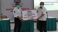 Semen Indonesia menyerahkan bantuan Alat Pelindung Diri (APD) ke Rumah Sakit Semen Gresik (RSSG), Selasa (19/5/2020).