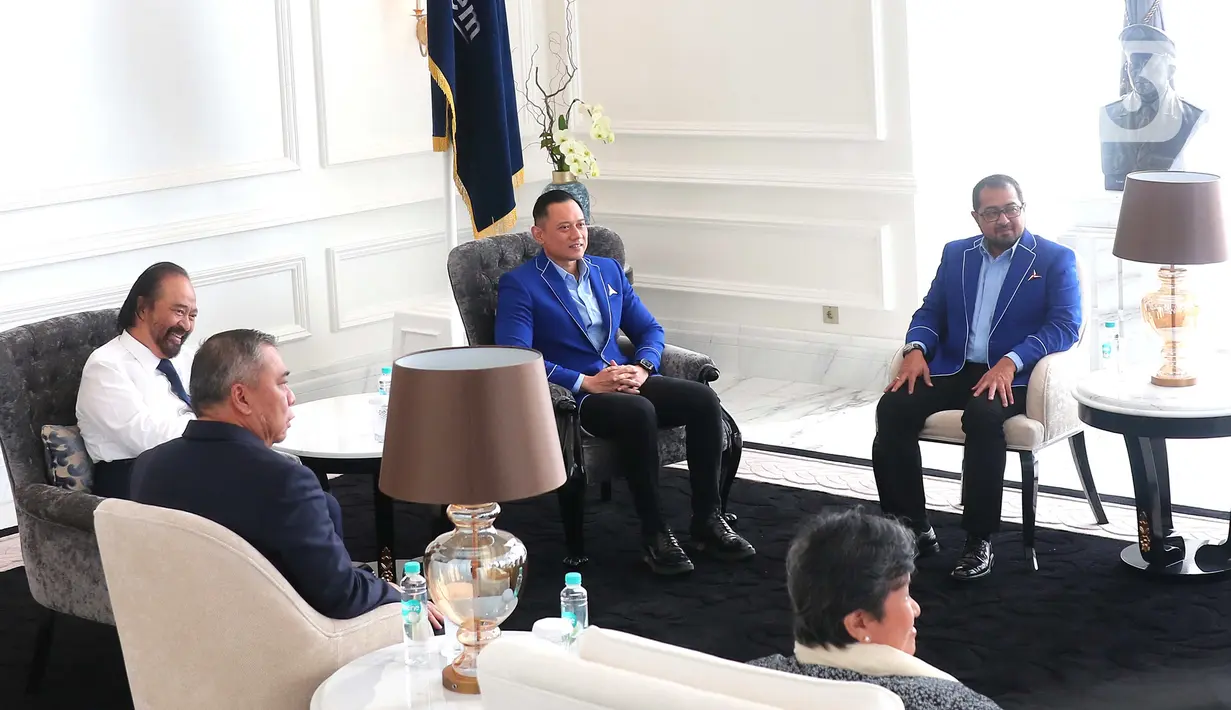 Ketua Umum Partai Nasdem Surya Paloh (kiri) menggelar pertemuan dengan Ketua Umum Partai Demokrat Agus Harimurti Yudhoyono atau AHY (tengah) di Kantor DPP Nasdem, Jakarta, Kamis (23/6/2022). Pertemuan keduanya untuk melakukan komunikasi dalam rangka penjajakan koalisi menjelang Pemilu 2024. (Liputan6.com/Angga Yuniar)