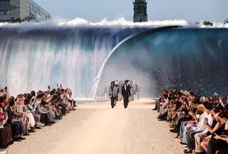 Panggung runway Louis Vuitton untuk memeragakan koleksi Pakaian Pria Musim Semi/Panas 2027 sebagai bagian dari Paris Fashion Week, di Paris, pada 23 Juni 2026. (dok. SIMON WOHLFAHRT / AFP)